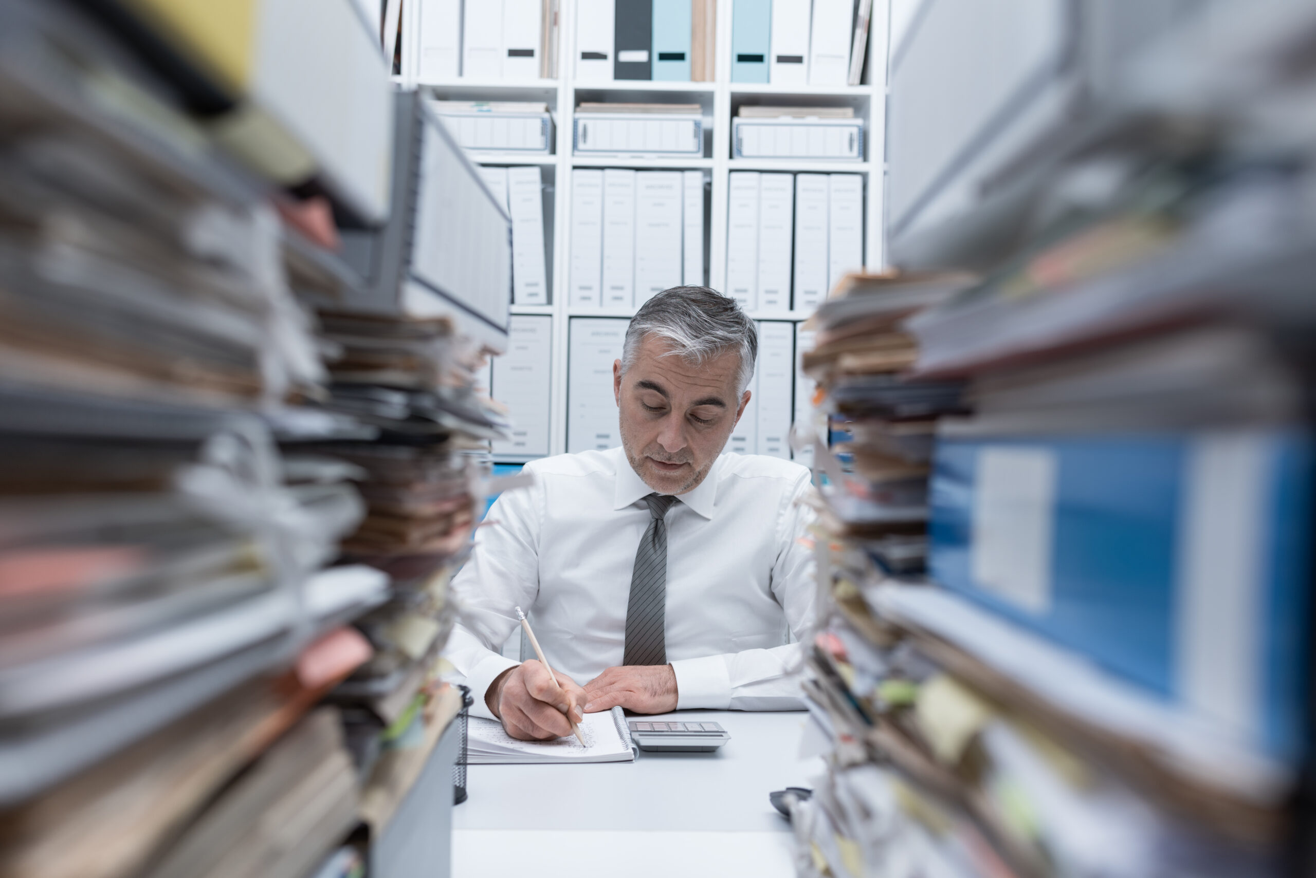 Omega Boost homme bureau administratif dossiers contexte mois de juin article Juin 2026 : 28 % des dirigeants de TPE passent au moins deux jours par semaine sur l'administratif : le vrai sujet n'est pas le temps, mais l'organisation